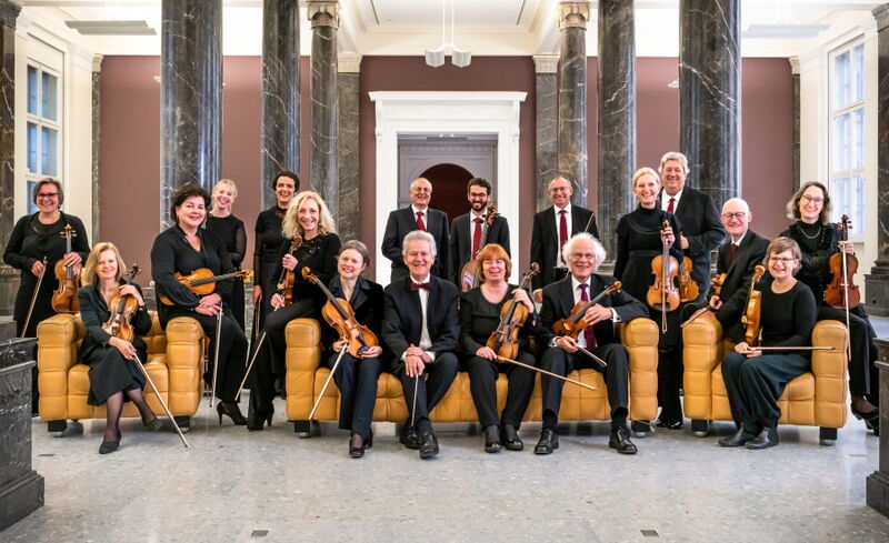 Foto des Kammerorchesters arcata stuttgart mit dem Leiter Patrick Strub